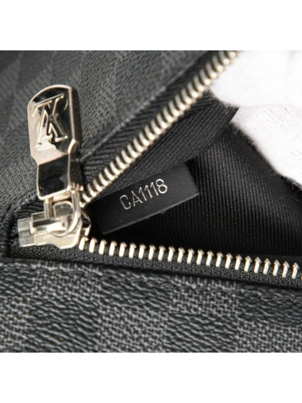 Louis Vuitton Damier Graphite District MM NM Crossbody Shoulder Bag Black